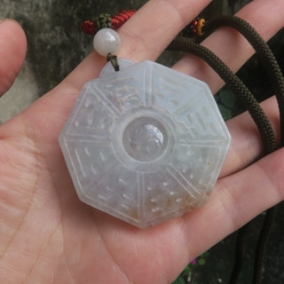 Coco緬甸玉 驅邪避小人 翡翠a貨八卦掛件-S26 手工雕刻 冰糯種 淡綠灑金色 現貨在臺北市