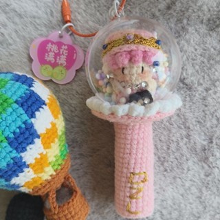 權誌龍GD粉色搭配鈎織材料包掛件鑰匙扣bigbang軟糖娃娃應援棒毛綫鈎織成品包包掛件 應援棒 閨蜜禮物 交換禮物