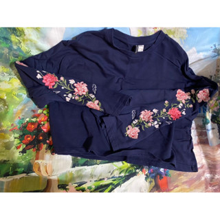 妮娜花園～滿500出貨～9成新～L以下～🦋💐深藍刺繡繡花 柔棉長袖造型短版上衣 （袖子特別長）