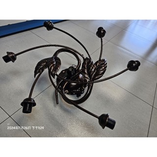 二手燈具。藝術燈。天花板燈。吸頂燈。古銅色鐵製品。E27燈座。無玻璃燈罩。無燈泡。附固定座。電子四段。