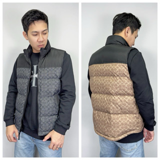 【New START精品服飾-員林】現貨 Coach 經典滿版拼接 90% 羽絨背心 立領背心 背心 羽絨外套
