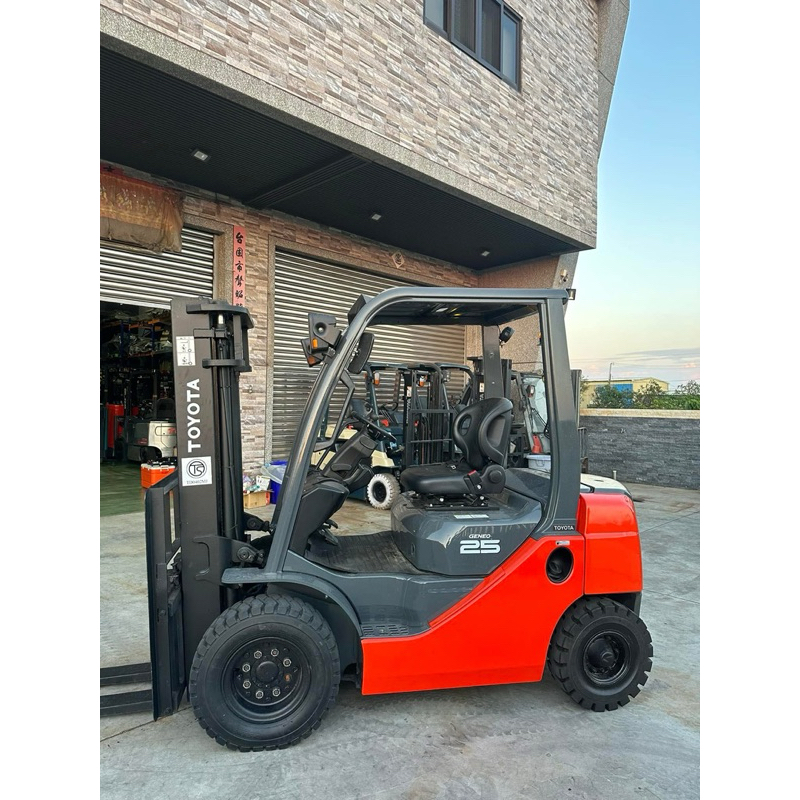 「2.5噸座式柴油堆高機」豐田最新款8代。租/售日本外匯TOYOTA-8FD25