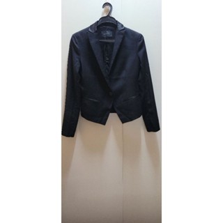 魚口領拼接緞面布料背後開衩羊毛西裝外套giordano ladies