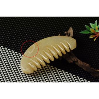 S2564玉墜❀翡翠玉A貨水潤滿黃翡月牙形梳子刮痧板吊墜墜子掛件玉珮【緬甸玉翠軒】首飾品 男女款式