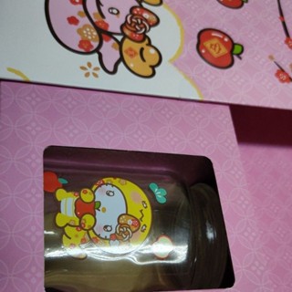 賣hello kitty糖果罐+手鍊一串/空心禮盒一起出貨(有人要空盒嗎)贈貼紙一份