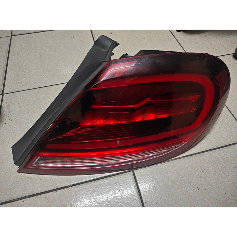 福斯 New Beetle 新甲蟲 金龜 右後尾燈  二手拆車件，表面有使用痕跡
