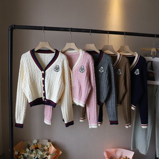 現貨米白色🎀ZB086 減齡學院風 徽章刺繡條紋收邊V領長袖毛衣外套 麻花繩紋V領長袖短版針織衫外套