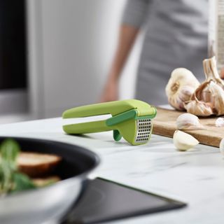 【英國 Joseph Joseph】好清潔蒜泥擠壓器《泡泡生活》不沾手 壓蒜器 備料器 備料工具 不沾 壓蒜