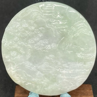 翡翠山水牌是一種將翡翠的天然美感與中國傳統山水畫藝術相結合的獨特玉器。這種玉牌不僅展現了自然的壯麗景色，還融入了豐富的人
