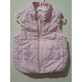 二手現貨，日本 uniqlo 品牌，粉色 嬰幼兒🌸蓬鬆輕盈鋪棉立領背心 90CM 適合秋冬 保暖童裝