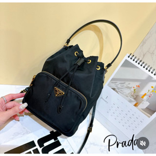 二手旗艦 PRADA 黑色 尼龍 三角金LOGO 束口 水桶包 附背帶 斜揹包 兩用包（中友店）