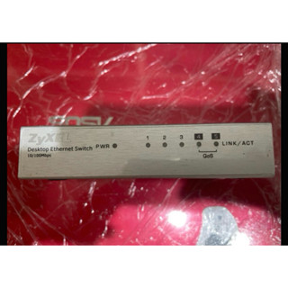 ZyXEL 鐵殼包裝 沈重感實在 1005B 5埠10/100Mbps桌上型乙太網路交換器 集線器 很少使用 幾乎全新。