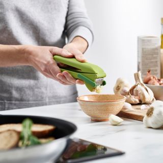 【英國 Joseph Joseph】好清潔蒜泥擠壓器《WUZ屋子-臺北》不沾手 壓蒜器 備料器 備料工具 不沾 壓蒜