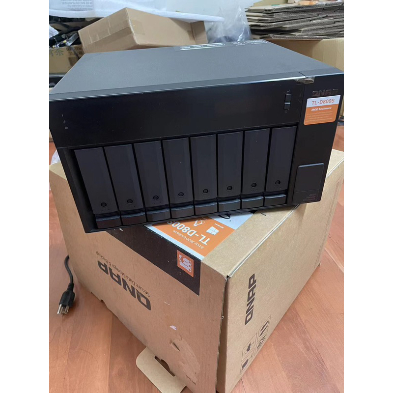 QNAP 威聯通 TL-D800S 8-bay桌上型多通道 SATA 6Gb/s JBOD 高效能儲存擴充設備