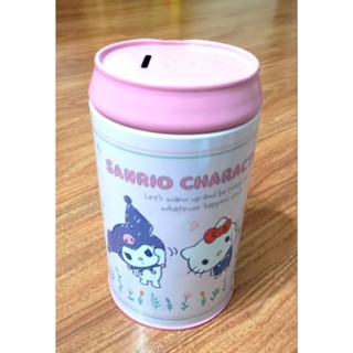 《只愛夾娃娃機小舖》全新二手商品.表面凹損已降價~三麗鷗可樂罐存錢筒(約11*19.5cm)