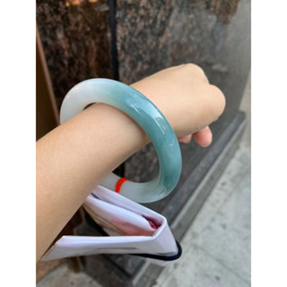 翡翠手鐲圓條 59-12.5-12.2💰八萬多 大圈口半山水，一段牛仔藍大胖圓，肉質細膩顏色顯白