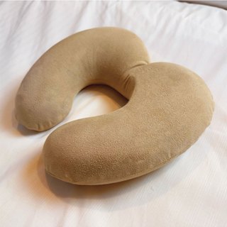 【寢居樂】 臺灣製 《乳膠護頸枕-卡其色》 仿麂皮表布 乳膠內胎 柔軟舒適 (雙十二活動贈品)
