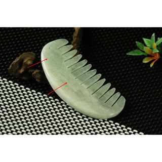S2565玉墜❀翡翠玉A貨水潤淡底帶石花月牙形梳子刮痧板吊墜墜子掛件玉珮【緬甸玉翠軒】首飾品 男女款式