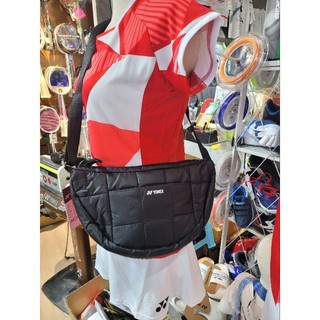 💗鷲屋運動精品店💗可愛國際版YONEX 橘色畫家聯名款✈️球包球袋側背月亮包。後背包。橢圓後背側背兩用球袋／側背梯型包