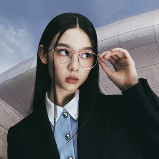 KlassiC. LUNA 鈦金屬超輕量眼鏡 獨創『山型結構』，精準修飾臉型，減少30%重量，適合長時間佩戴
