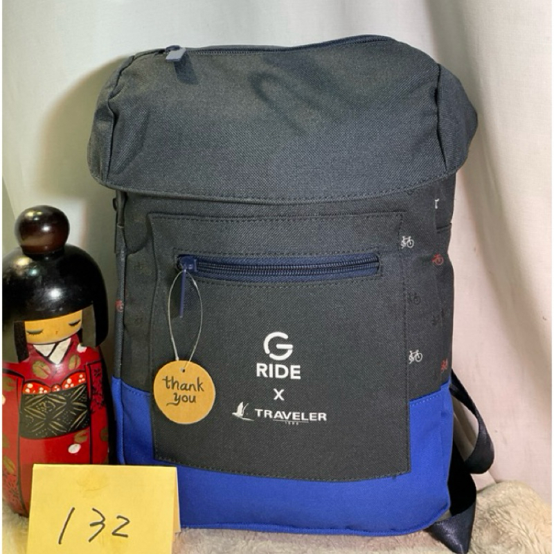 品牌 Traveler x RIDE 旅行者 法國聯名掀蓋小後背包，（黑配藍 腳踏車圖案）日常使用、休閒、旅遊，風格百搭