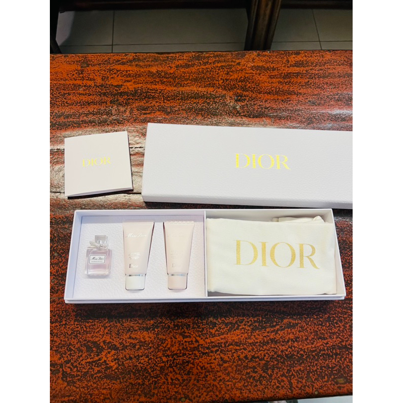 Dior 花漾迪奧愛戀旅行組（花漾迪奧淡香水.花漾 迪奥芬芳身體乳 Miss Dior 玫瑰護手霜，品牌束口袋）
