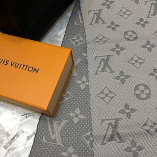 📢二手 闆闆個人大推的經典斷貨款🩶Louis Vuitton LV Logomania高階灰雙面圍巾 正品