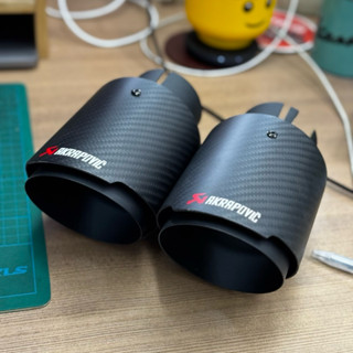 【改裝排氣管。蠍子尾飾管】直邊消光碳纖維 霧面不鏽鋼 Akrapovic 汽車配件