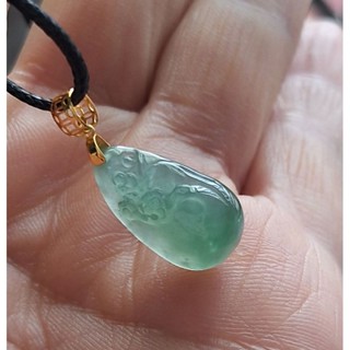 天然緬甸冰綠起膠木那翡翠18k金小小梅花牌吊墜！