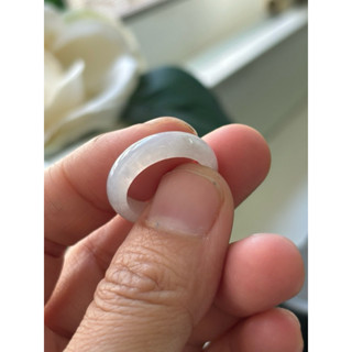 內徑16，國際戒圍10，H965，玉到愛，冰白翡帶紅翡翠戒指（戒圈），附陸證，無紋有小礦缺，保證緬甸玉A貨翡翠