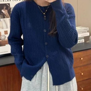 愛依依 秋冬上衣 針織外套 毛衣外套 打底衫 秋冬爆款軟糯麻花小馬刺繡排扣修身針織開衫TBF07-10827.