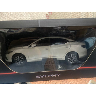 Nissan Sentra 白色 1/18 原廠模型車