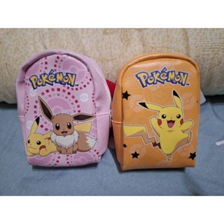 全新商品 正版授權雷標 Pokémon 寶可夢 揹包式零錢包袋 皮卡丘（橘）/伊布+皮卡丘（粉）兩個款式 現貨