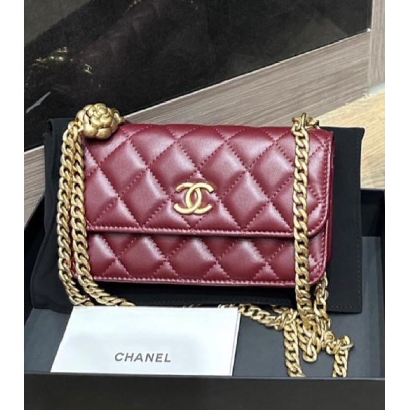 ✨✈️RAINBOW 國際精品代購✨Chanel 酒紅色山茶花調節扣 mini woc