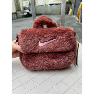 出清🔥Nike Faux Fur 兒童斜揹包(1L) -酒紅色 ✈️馬來西亞Nike Outlet