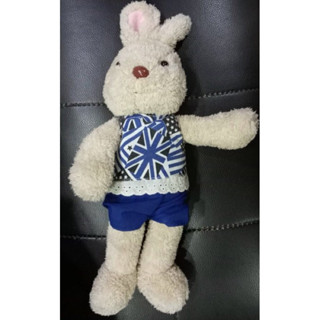 特價品 Joy Rabbit 歡樂兔 兔子 絨毛 娃娃 吊飾 玩偶 玩具 造型 禮物 擺飾 藍色 上衣 短褲