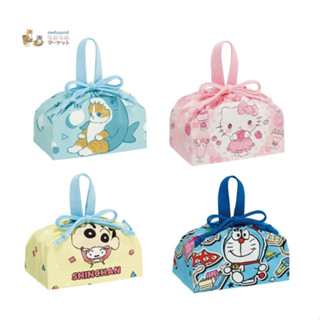 [港玩店] Skater 棉質束口便當袋 鯊魚貓 蠟筆小新 哆啦A夢 HELLO KITTY 束口袋 (全4款)