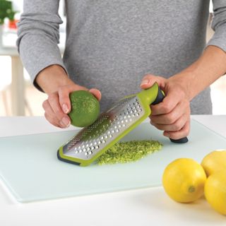 【英國 Joseph Joseph】多角旋轉刨絲器-綠《泡泡生活》刨絲器 刨刀 料理工具 廚房用具 旋轉