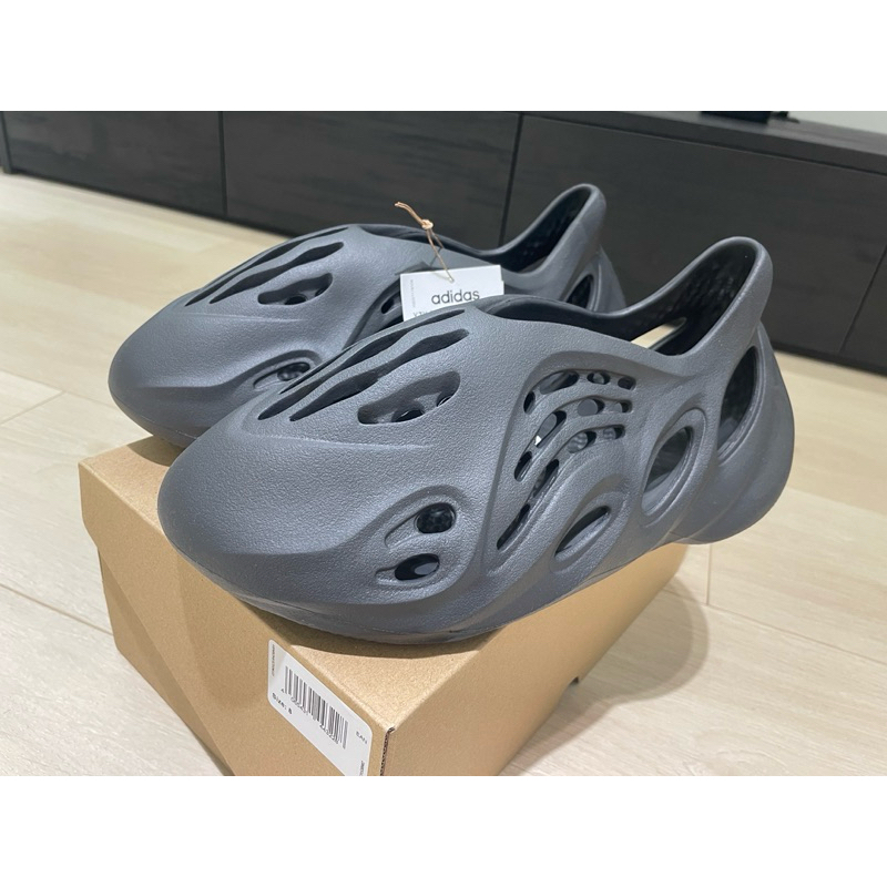 adidas originals Yeezy Foam Runner “Carbon” 炭灰 深灰 8號