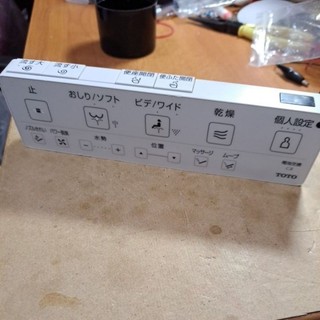 日本 九成新TOTO原廠遙控器。可以通用TOTO 遙控器。TCF4744可以用。。有四組記憶功能