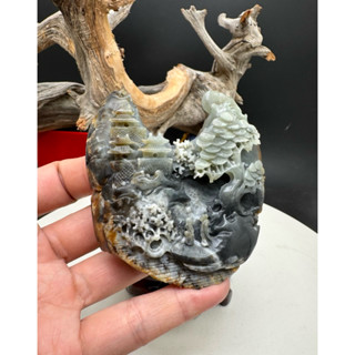 《寶瑠璃玉石水晶》保真天然和田玉青花籽料，手工雙面雕刻「旭日東昇」山水擺件(附原木底座及檢驗證書)