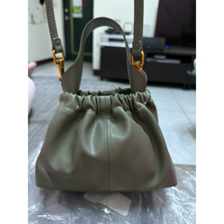 Charles & Keith 小ck Ally抓皺軟質包 小水桶包 水餃包 鼠尾草綠 二手 九成新