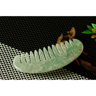 S2562玉墜❀翡翠玉A貨水潤飄淡綠帶棉月牙梳子刮痧板吊墜墜子掛件玉珮【緬甸玉翠軒】首飾品 男女款式