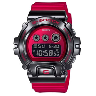 【CASIO 卡西歐】G-SHOCK 街頭時尚 金屬錶圈三眼電子錶款 黑紅 GM-6900B-4 49.7mm