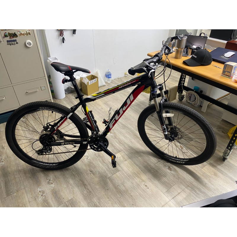 富士鋁合金碟煞登山車自行車FUJI NEVADA COMP 1.7 D 自行車附杯架、小牛角、打氣筒、車尾燈