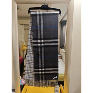 BURBERRY全新真品蘇格蘭製100%喀什米爾羊絨深灰色格紋/淺灰色格紋雙面圍巾--3.9折出清(不議價商品)