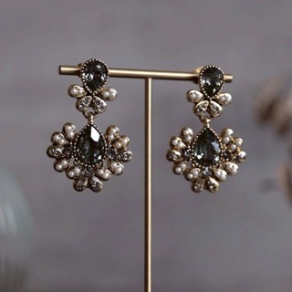 【BELLE PiERRE】翡冷翠孔雀｜迷霧灰｜施華洛世奇水晶｜銅鍍古金｜925銀針｜耳環