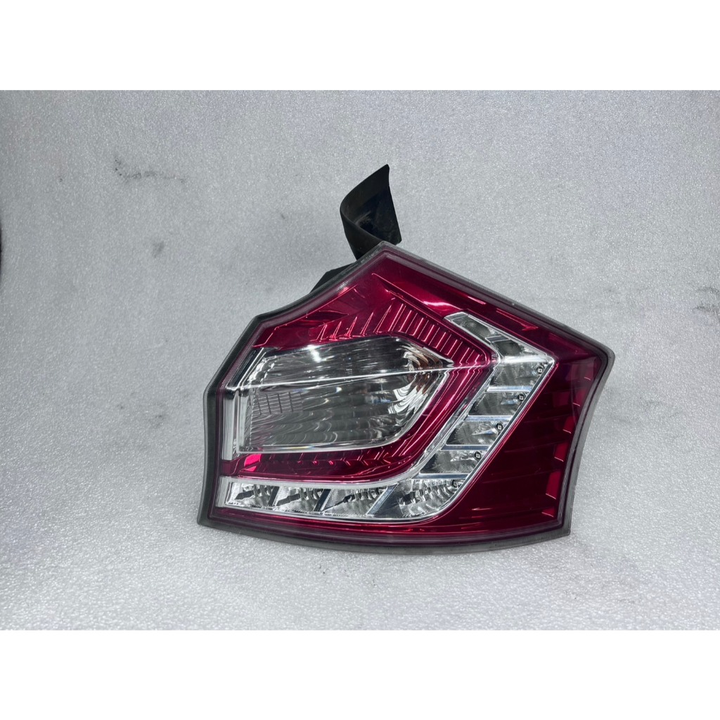 中古 LUXGEN 納智捷 U6 13-17 LED 尾燈 後燈 外側 右邊 單顆