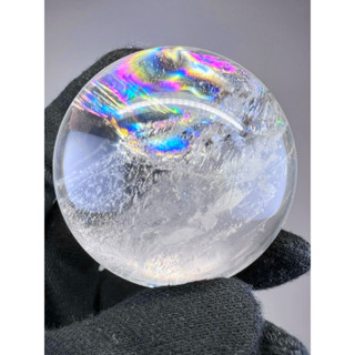 【明明天然水晶】 純天然精品印度阿賽梵天水晶球57mm 雲母共生 超透亮滿彩琉璃光 手工精拋光高品能量球
