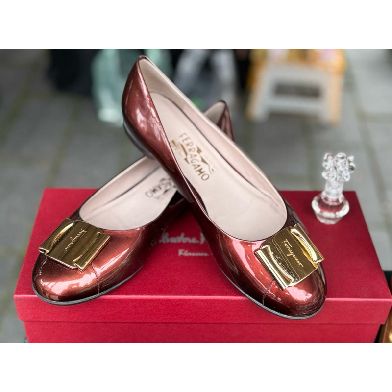 賣啥貨～Salvatore Ferragamo 菲拉格慕 酒紅色漆皮平底鞋 /娃娃鞋/淑女鞋/精品